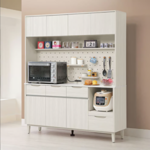 824-2 蓁妮5尺餐櫃 上+下 (下座附1個電線孔.1大1小活動隔板) (上座洞洞板附2片小隔板+4支長木棍+3支短木棍配件.另附1個2孔2插座.木門內無隔板)